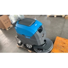 自走式洗地機(jī)